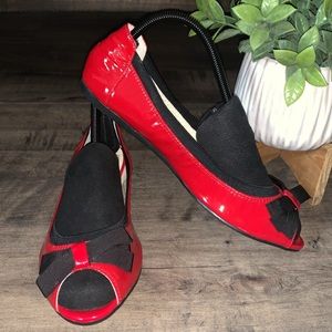 NWT ADRIENNE VITTADINI RED PATENT LEATHER PEEP TOE FLAT WITH A BLACK BOW